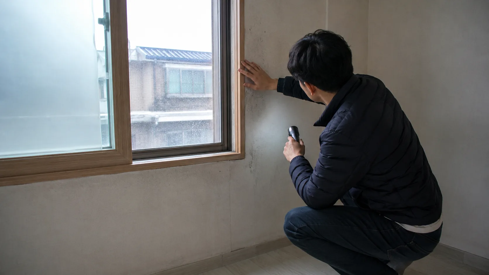 빌라 계약 전 창틀 누수와 벽면 상태 점검